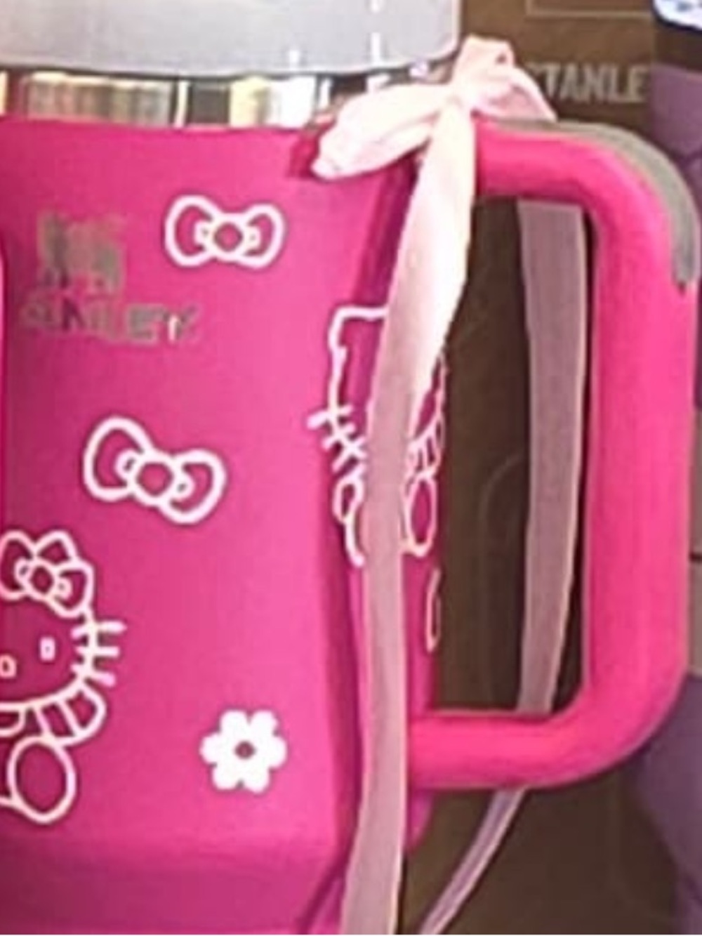 Stanley x Hello Kitty pink  Exclusive cold cup 40oz straw cap bottle flowstate - Picture 2 of 2